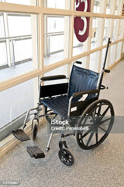 Rollstuhl Stockfoto und mehr Bilder von Abhängigkeit - Abhängigkeit, Abwarten, Ausrüstung und Geräte