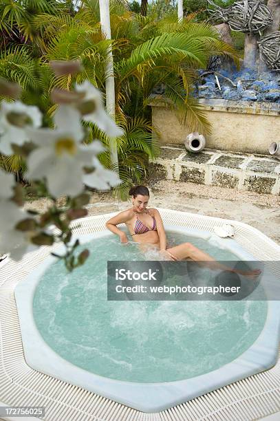 Relajante En La Bañera De Hidromasaje Climatizada Foto de stock y más banco de imágenes de 30-39 años - 30-39 años, Actividades recreativas, Adulto