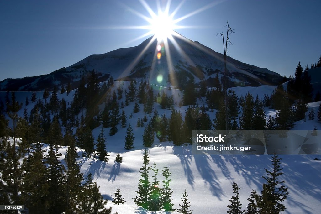 El pico de la montaña y del sol. - Foto de stock de Montana libre de derechos