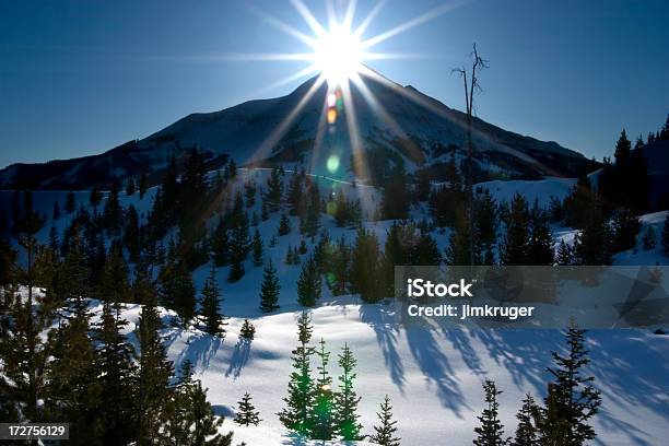 El Pico De La Montaña Y Del Sol Foto de stock y más banco de imágenes de Montana - Montana, Big Sky, Con mucha Luz