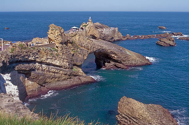 biarritz: rocher de la vierge - rocher de la vierge stock-fotos und bilder