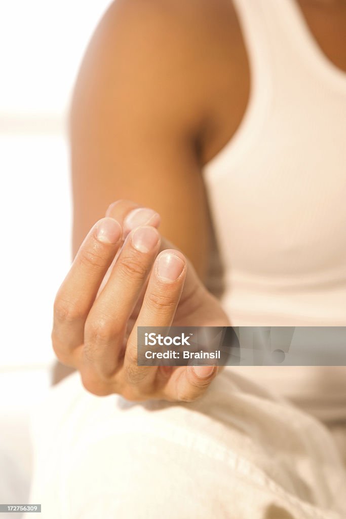 Uomo facendo Yoga - Foto stock royalty-free di Adulto