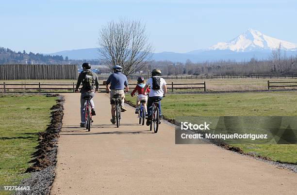 Paseo En Bicicleta Familiar Foto de stock y más banco de imágenes de Familia - Familia, Montaña, Viaje de estudios