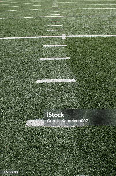 Outdoorfootballfeld Stockfoto und mehr Bilder von Amerikanischer Football - Amerikanischer Football, Farbbild, Football - Spielball