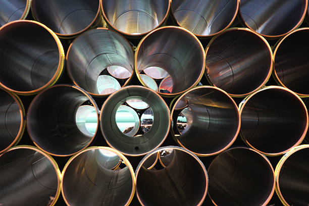 gestapelte steel pipe abstrakte - shiny pipe metal tube stock-fotos und bilder