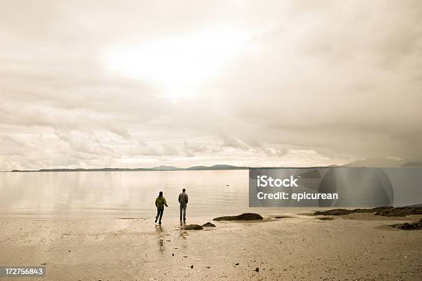 Amigo En Necesidad Foto de stock y más banco de imágenes de Playa - Playa, Tormenta - Tiempo atmosférico, Soledad