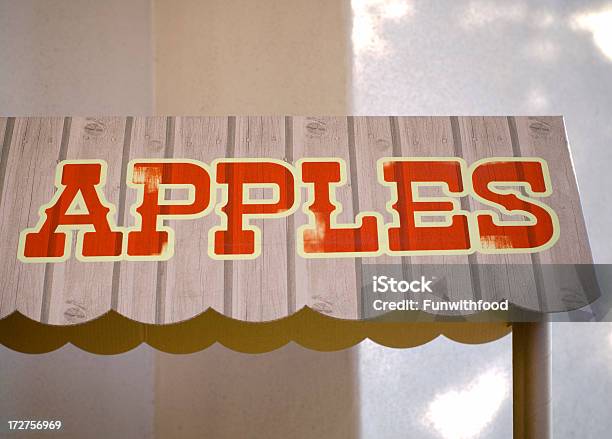 Äpfel Schild Eines Obststandes Im Farmers Market Stockfoto und mehr Bilder von Altertümlich - Altertümlich, Apfel, Bauernmarkt