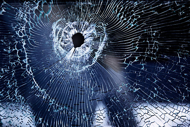 dziura po pocisku w oknie samochodu - bullet hole glass cracked hole zdjęcia i obrazy z banku zdjęć