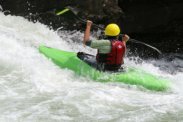 приключение спорта - white water atlanta kayak rapid kayaking стоковые фото и изображения