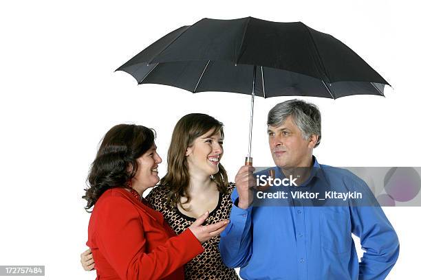 Família Com Guardachuva - Fotografias de stock e mais imagens de 20-24 Anos - 20-24 Anos, 50-54 anos, Adolescente