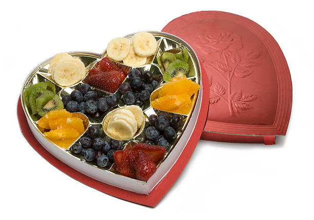 Coração de frutas em forma de caixa - foto de acervo