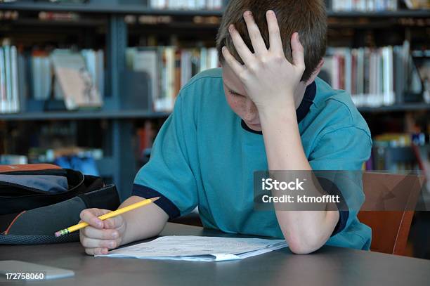 Difícil Trabalho - Fotografias de stock e mais imagens de Criança - Criança, Ler, 8-9 Anos