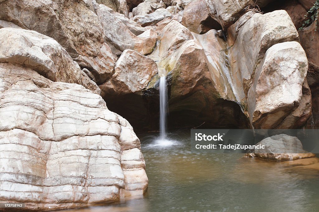 Pequeña catarata - Foto de stock de Agua libre de derechos