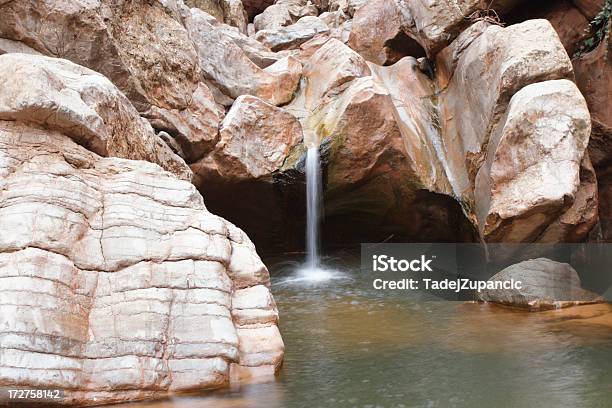 Pequena Cascata - Fotografias de stock e mais imagens de Beleza natural - Beleza natural, Cair, Cascata