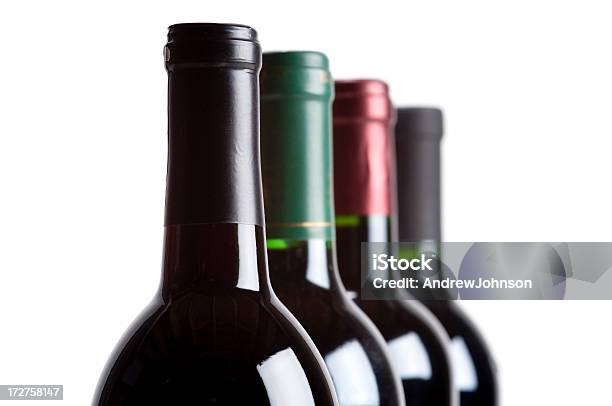 Bottiglie Di Vino - Fotografie stock e altre immagini di Bottiglia di vino - Bottiglia di vino, Sfondo bianco, Senza persone