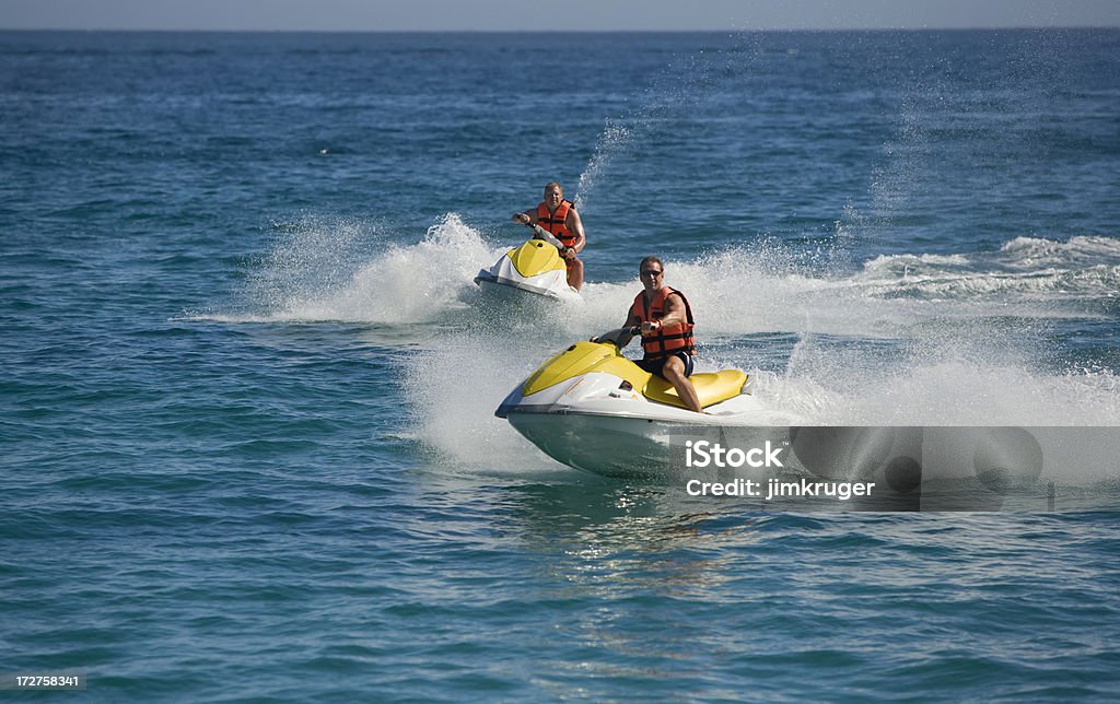 Amuser dans l'océan sur (motomarines). - Photo de Moto des mers libre de droits