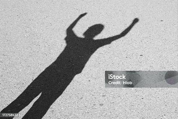 Sombra Foto de stock y más banco de imágenes de Adulto - Adulto, Aire libre, Blanco - Color