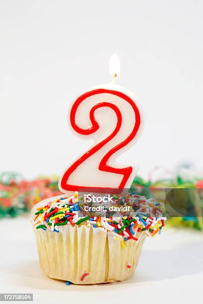 Nummer Zwei Partykuchen Stockfoto und mehr Bilder von Backen - Backen, Cupcake, Feiern