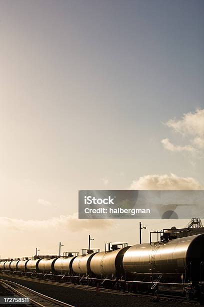 Nave Cisterna Si Allena In Luce - Fotografie stock e altre immagini di Treno - Treno, Petroliera - Nave cisterna, Colore brillante