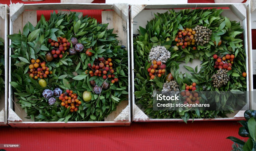 Wreaths no mercado de Natal - Foto de stock de Advento royalty-free