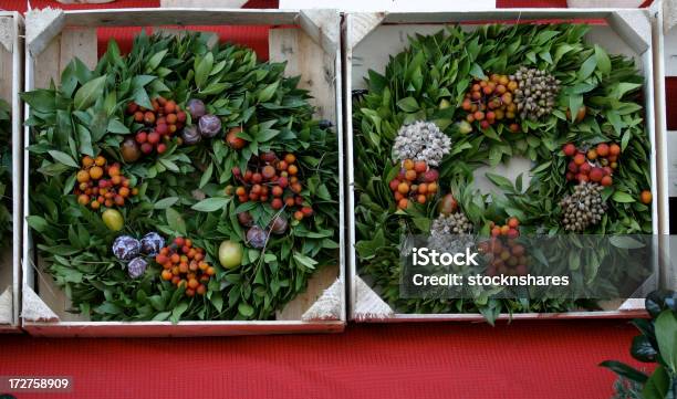 Foto de Wreaths No Mercado De Natal e mais fotos de stock de Advento - Advento, Arte e Artesanato - Assunto, Azeitona