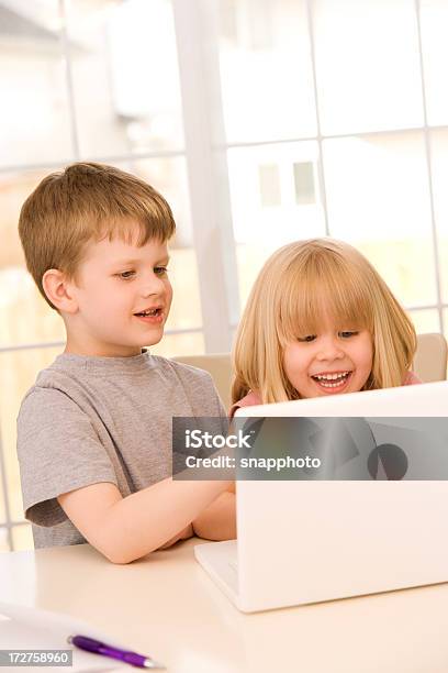 Dzieci Bawiące Się Na Komputerze - zdjęcia stockowe i więcej obrazów Chłopcy - Chłopcy, Dziecko, Dziewczyny