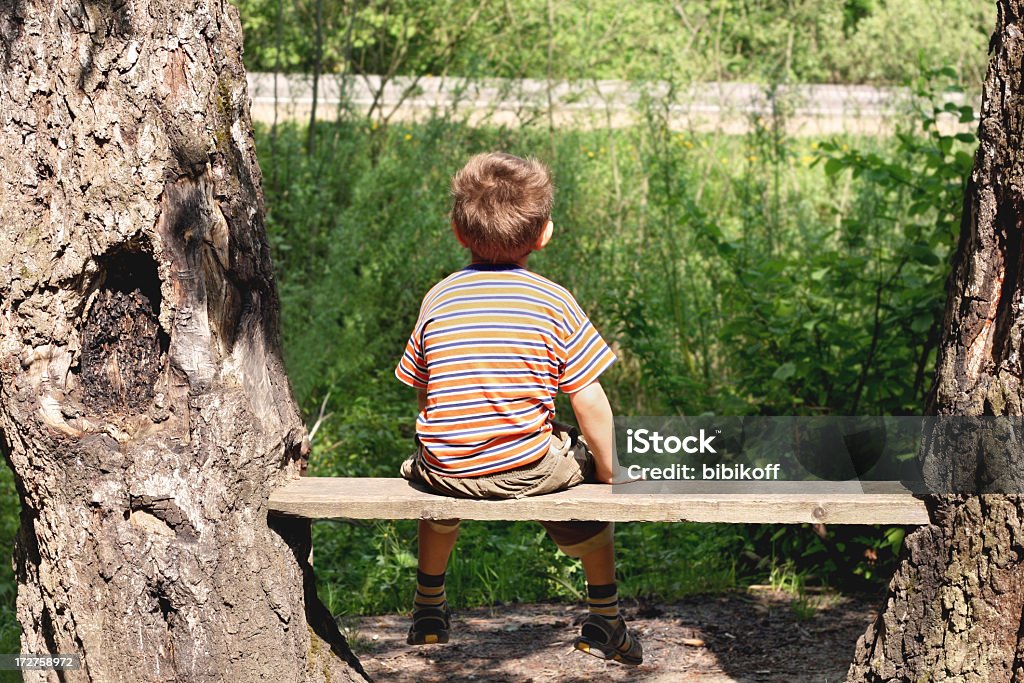 남자아이 on 벤치 - 로열티 프리 나무 스톡 사진