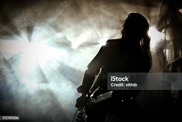 Heavy Metal 기타 Player 단계 드라마틱 조명 Performance Group에 대한 스톡 사진 및 기타 이미지 - Performance Group, 헤비 메탈, 기타 연주자