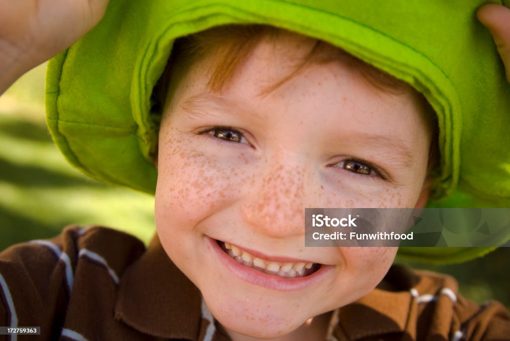 Niño irlandés de San Patricio día sombrero trébol niño sonriendo duende irlandés - Foto de stock de 6-7 años libre de derechos