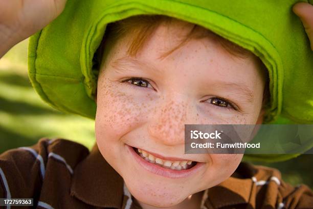 Irlandese A Figlio A Giorno Di San Patrizio Sorridenti Gnomo Trifoglio Cappello Ragazzo - Fotografie stock e altre immagini di 6-7 anni
