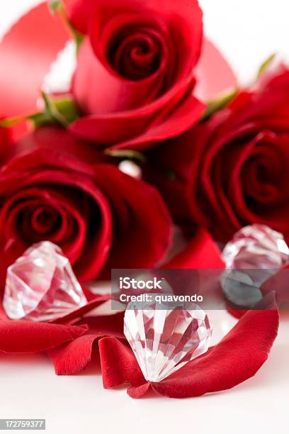 Photo libre de droit de Lumineuse De Roses Rouge Et De Pétales Avec Diamants Sur Blanc Copyspace banque d'images et plus d'images libres de droit de Diamant - Pierre précieuse