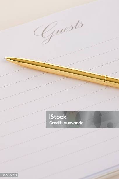 Foto de Convidado De Casamento Em Branco Livro E Gold Pen Vertical e mais fotos de stock de Acontecimentos da Vida