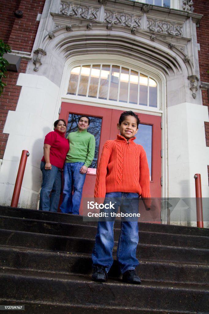 Famiglia ispanica davanti al banco di scuola - Foto stock royalty-free di A spazzola