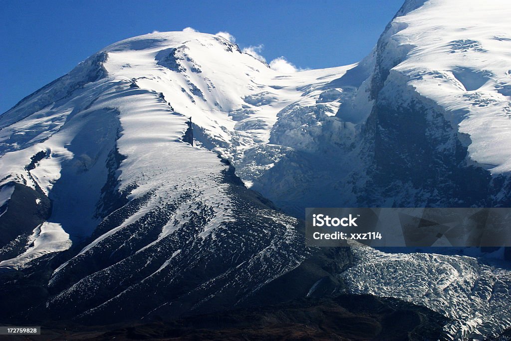 Montaña con nieve - Foto de stock de Acantilado libre de derechos