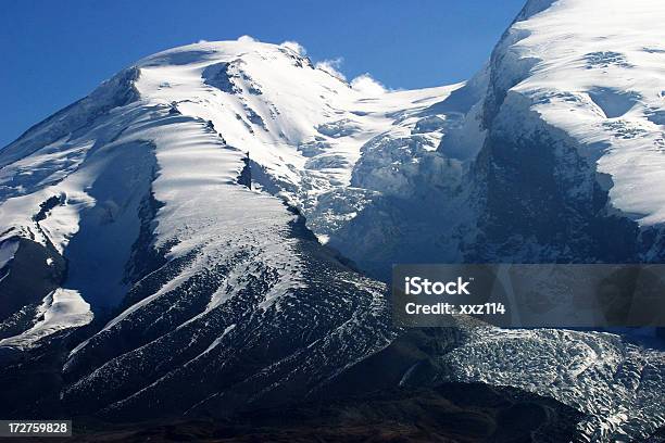 Montaña Con Nieve Foto de stock y más banco de imágenes de Acantilado - Acantilado, Azul, Blanco - Color