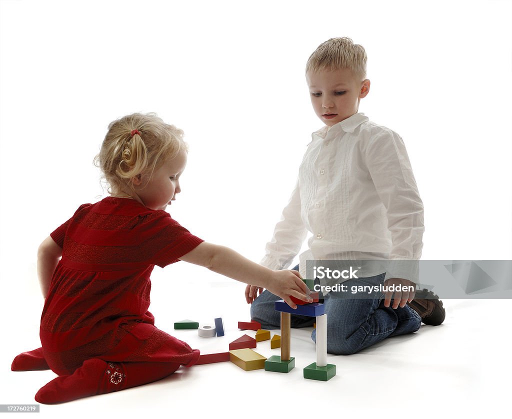 Frère et sœur jouant - Photo de 2-3 ans libre de droits