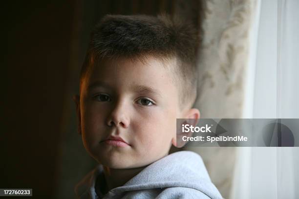 Boy Foto de stock y más banco de imágenes de 6-7 años - 6-7 años, Adversidad, Aprender
