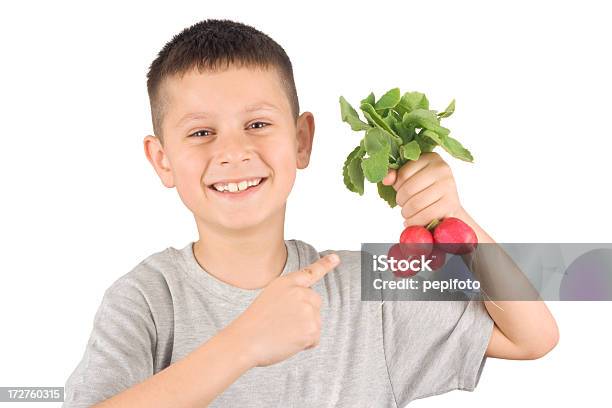 Niño Con Rábanos Foto de stock y más banco de imágenes de Alegre - Alegre, Alimento, Belleza