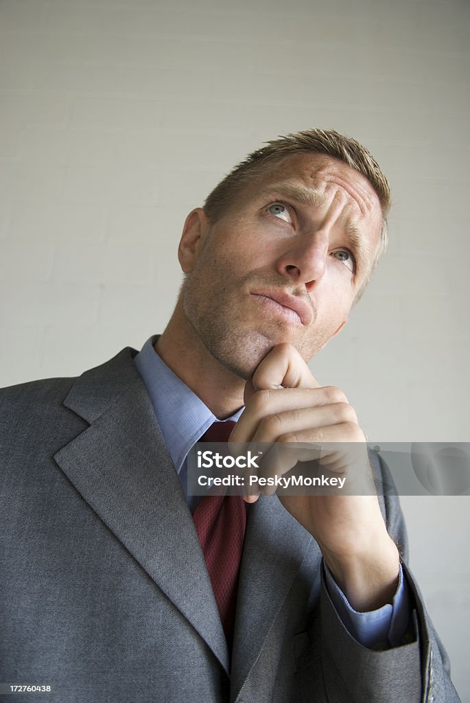 Empresário a pensar olhando para cima com a mão no Queixo - Foto de stock de Adulto royalty-free