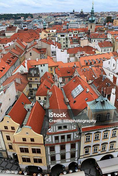 Architektura Krajobraz Miejski Dachówka Dachy Praga - zdjęcia stockowe i więcej obrazów Architektura