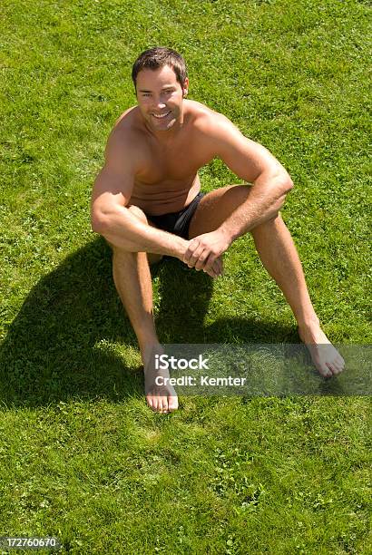 Uomo Sorridente Indossando Il Costume Da Bagno - Fotografie stock e altre immagini di Abbronzarsi - Abbronzarsi, Adulto, Adulto di mezza età