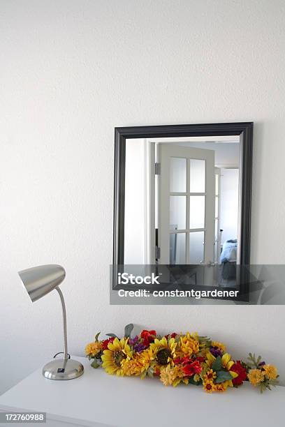Die Lampe Und Spiegel Stockfoto und mehr Bilder von Blumenschmuck - Blumenschmuck, Einfachheit, Elektrische Lampe