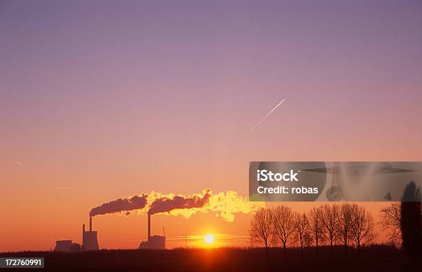 Die Auspuffanlagen Des Energystation Stockfoto und mehr Bilder von Fabrik - Fabrik, Kohle, Sonnenuntergang