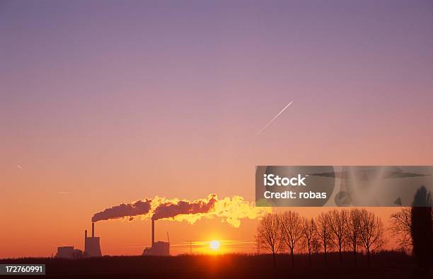 Rury Wydechowe Energetycznego Station - zdjęcia stockowe i więcej obrazów Fabryka - Fabryka, Węgiel, Zachód słońca