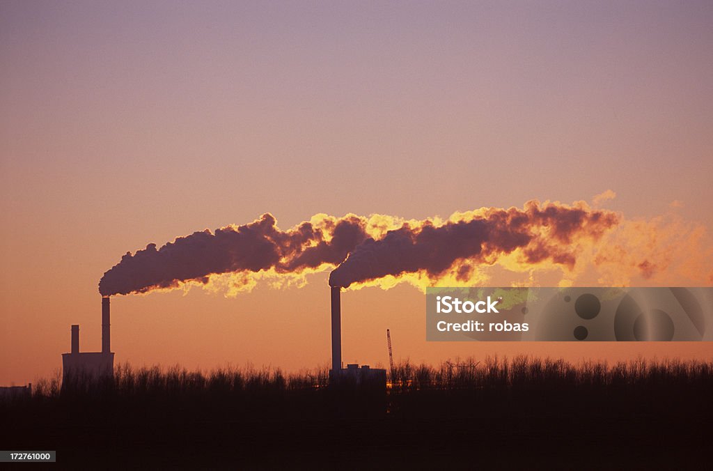 Os tubos de escape, de uma estação de energia - Royalty-free Carvão Foto de stock