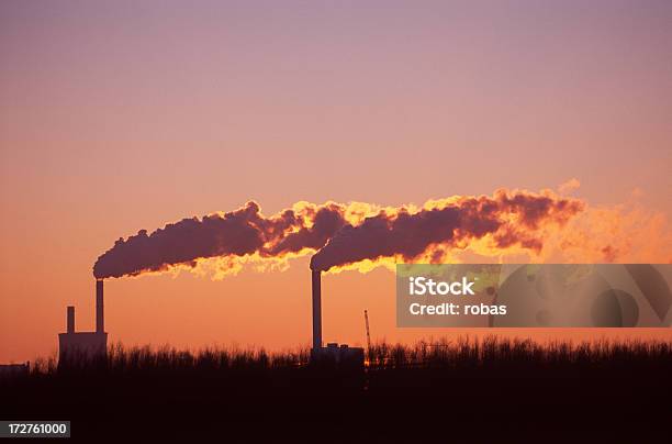 Os Tubos De Escape De Uma Estação De Energia - Fotografias de stock e mais imagens de Carvão - Carvão, Fábrica, Pôr-do-sol