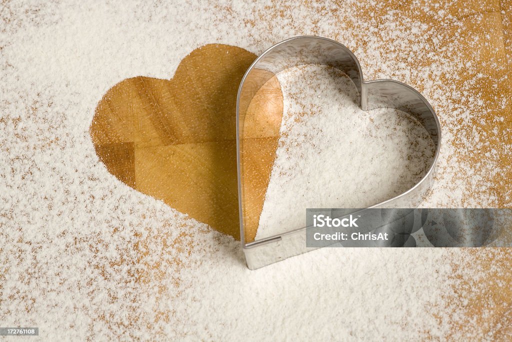 Alicates de corte en forma de corazón con pedacitos de chocolate - Foto de stock de Amor - Sentimiento libre de derechos