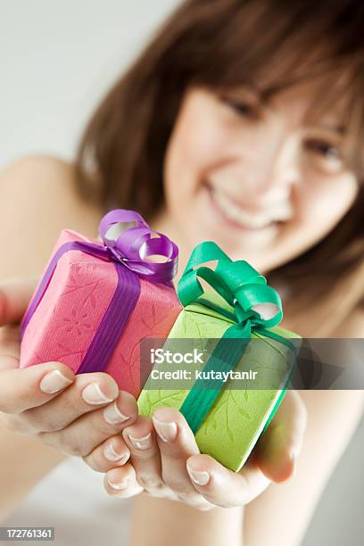 Serie De Regalos Foto de stock y más banco de imágenes de Adulto - Adulto, Adulto joven, Agarrar