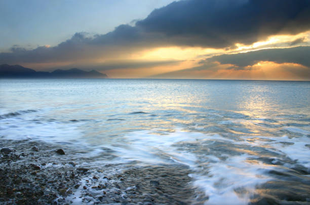 coucher de soleil sur la côte de la péninsule de lleyn au pays de galles - coastline pebble the lleyn peninsula wales photos et images de collection