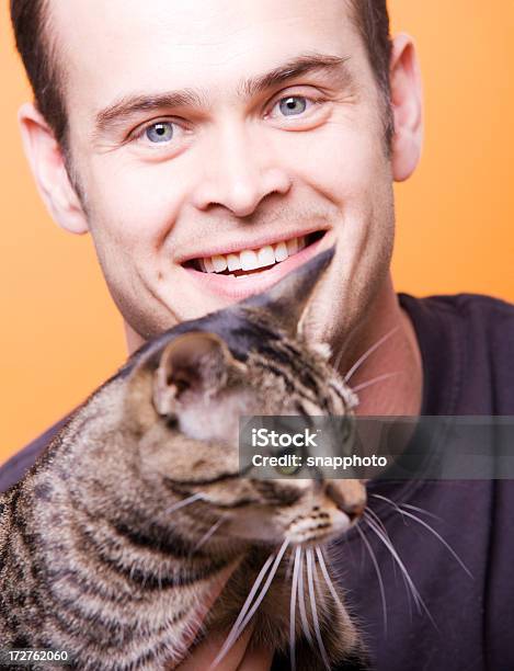 Gato Y Hombre Foto de stock y más banco de imágenes de Adulto - Adulto, Adulto joven, Agarrar
